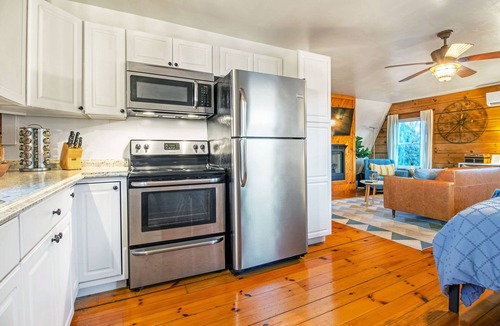 Stanley House | Firepit, Grill & Dual Apartments, Perfect for Couples