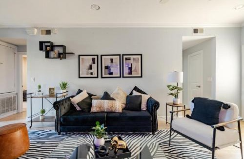 Midtown Apartment | Fireside Double Kings Midtown Luxe Suite