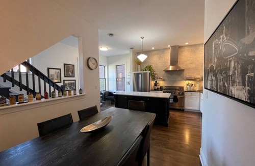 Sheffield and DePaul House | Flat in Lincoln Park 2-Flat Central to Everything