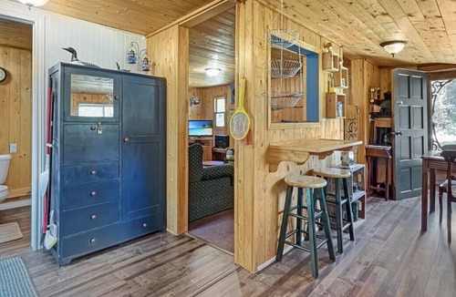 Purdy Cabin | Fosters Lake Rustic Cabin w Volleyball Court