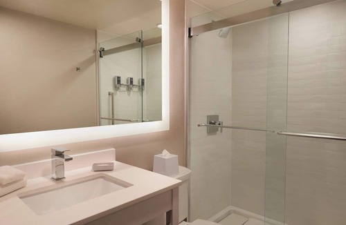 Hamilton Hotel | Four Points by Sheraton Hamilton - Stoney Creek