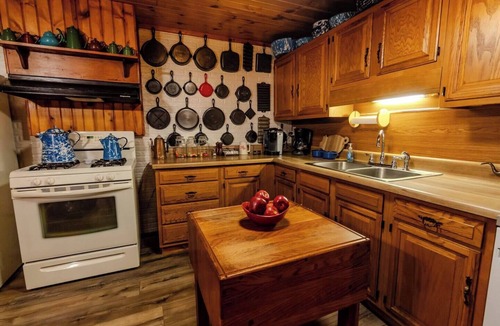 Dundas Cabin | Fox Creek Cabin, Fox Creek Cabin | Cozy & Private Luxury Retreat on 30 Acres in Olney