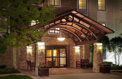 Glenview Apartment | Free Breakfast Buffet at this Staybridge Studio! Indoor Pool, Gym, 24h Business Center!