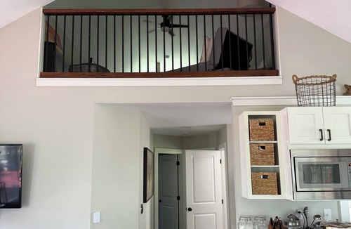 Charter Hills Cottage | Free EV charging, loft, views, hot tub, pets, private, 2 beds, firepit & golfing