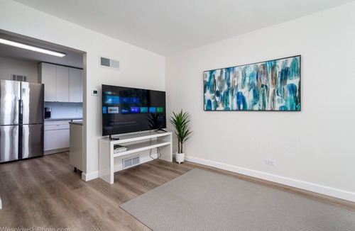 Skokie Condo | Free Parking, Balcony near Universities, NAPA, Ravinia and train to Chicago