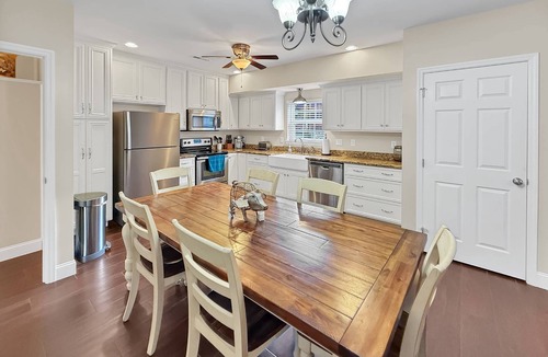 Flintstone House | Free Ruby Falls Ticket & More-Relaxation-Rock City View-Country Getaway-Spacious Townhome-Fire Pit