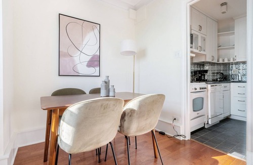 Gold Coast Apartment | Fresh Gold Coast 1BR w/Grills & Gym, nr Shopping & Park, by Blueground