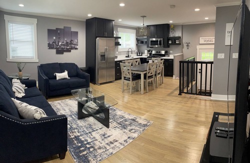 Des Plaines House | Freshly Remodeled Cozy Home