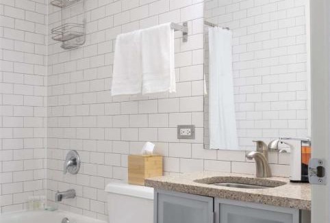 Hyde Park Apartment | FRONTDESK 2 BR Apt 6 miles to The Shedd Aquarium