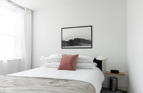 Hyde Park Apartment | FRONTDESK 2 BR Apt 6 miles to The Shedd Aquarium
