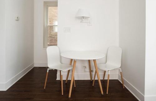 Pilsen Apartment | FRONTDESK Bright 3 BR Apt near Soldier Field