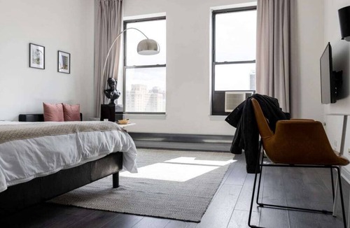 East Hyde Park Apartment | Frontdesk | Chic 1 BR Apt near 57th Street Beach