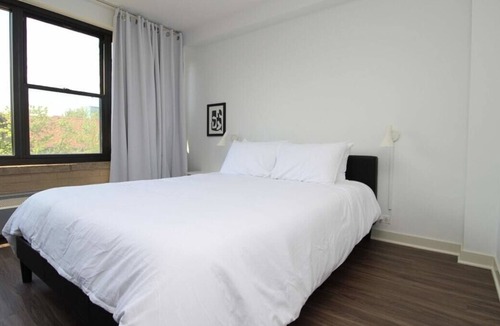 Indian Village Apartment | Frontdesk | First-Class Studio Apt in Hyde Park