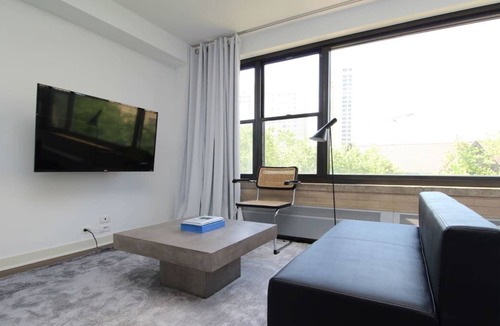 Indian Village Apartment | Frontdesk | First-Class Studio Apt in Hyde Park