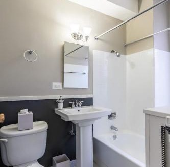 East Hyde Park Apartment | FRONTDESK Historic 2 BR Apt by Jackson Park