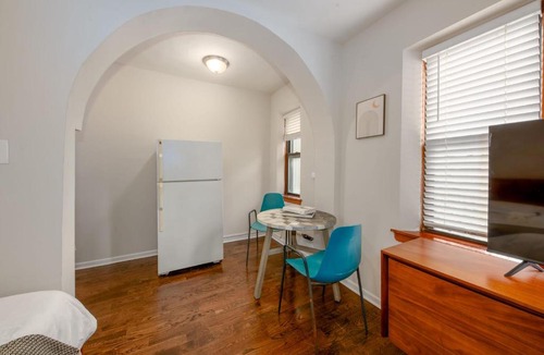 Hyde Park Apartment | FRONTDESK Open Studio Apt near McCormick Place
