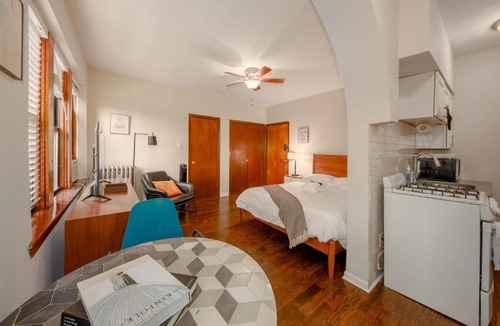 Hyde Park Apartment | FRONTDESK Open Studio Apt near McCormick Place