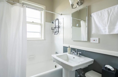 East Hyde Park Apartment | FRONTDESK Quaint 1 BR Apt by 57th Street Beach
