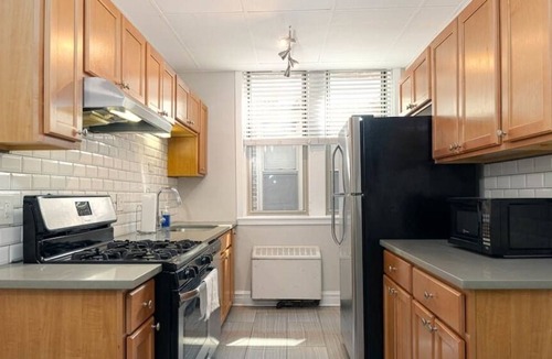 Kenwood Apartment | Frontdesk | Spacious 3 BR Apt near Jackson Park