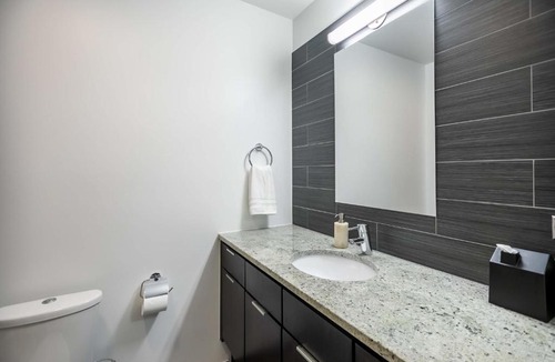East Hyde Park Apartment | FRONTDESK Trendy Studio Apt near Lake Michigan