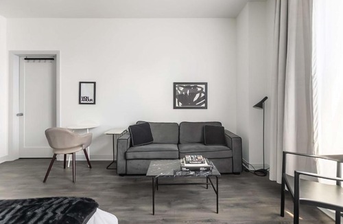 East Hyde Park Apartment | FRONTDESK Trendy Studio Apt near Lake Michigan