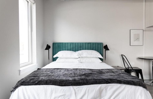 Lakeview Apartment | FRONTDESK Wrigleyville Studio Apt with Balcony
