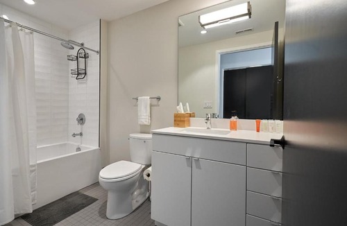 Lakeview Apartment | FRONTDESK Wrigleyville Studio Apt with Balcony