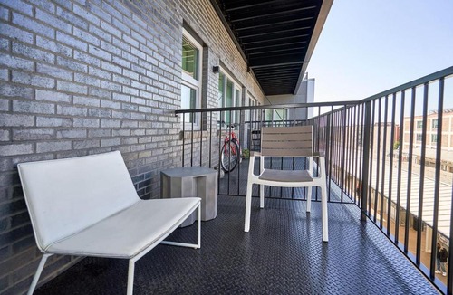 Lakeview Apartment | FRONTDESK Wrigleyville Studio Apt with Balcony