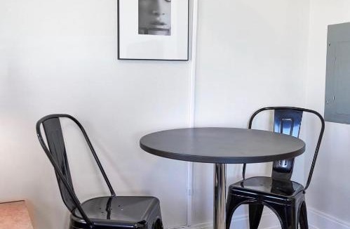Lakeview Apartment | FRONTDESK Wrigleyville Studio Apt with Balcony