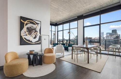 West Loop Apartment | Fulbrix Bright Designer Apartments with West Loop Views