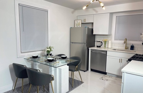 Park Forest House | Full entire cozy home + Free Wi-Fi + Free parking + Central area