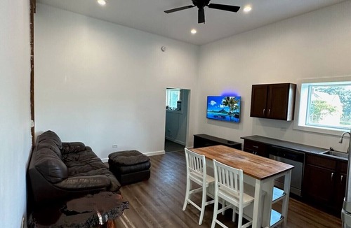 Fox Valley House | Full Kitchen 55" TV Fireplace WD Parking
