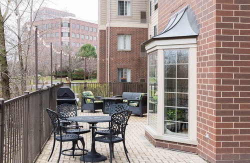 Oakbrook Terrace Condo | Fully-Equipped Suite | Complimentary Breakfast