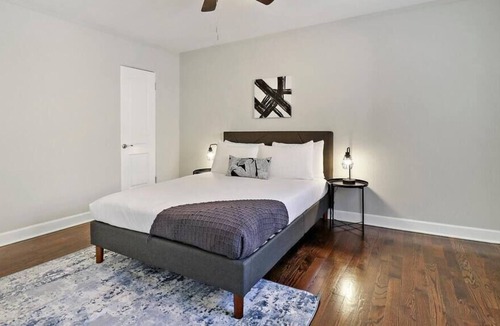 Rogers Park Apartment | Fully furnished 2BR w/ Cozy Living Room & Wi-Fi!