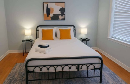 West Lakeview Apartment | Fully Set Up 3BR w/Big Kitchen
