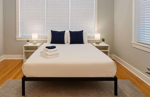 West Lakeview Apartment | Fully Set Up 3BR w/Big Kitchen
