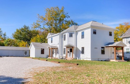 Des Moines House | Fun Backyard ~Close to Downtown~Pet Friendly~4BDRM