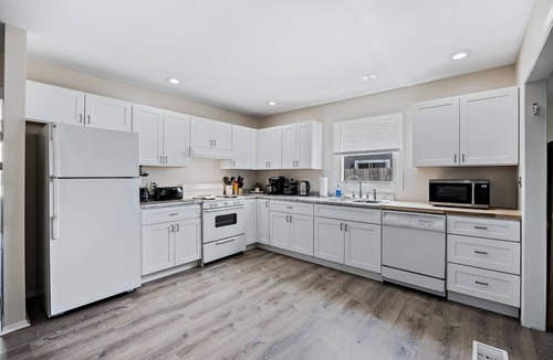 Boulder Hill House | Fun, Spacious, NO STAIRS, Garage, WIFI, Sleeps 8max – Ideal for Families & Crews
