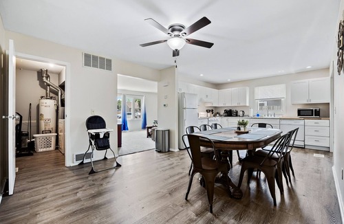 Boulder Hill House | Fun, Spacious, NO STAIRS, Garage, WIFI, Sleeps 8max – Ideal for Families & Crews