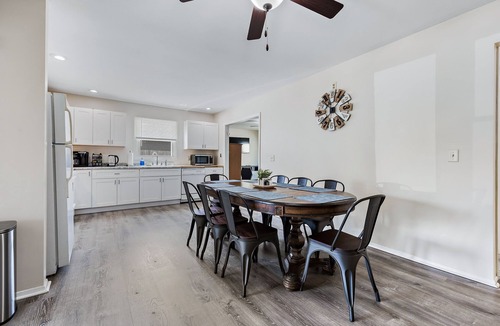 Boulder Hill House | Fun, Spacious, NO STAIRS, Garage, WIFI, Sleeps 8max – Ideal for Families & Crews