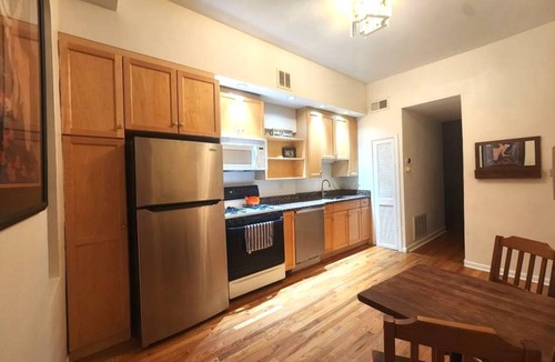 Sheffield and DePaul Apartment | Furnished Holiday Gem Lincoln Park Chicago - Red Line/Fullerton L 1 Block