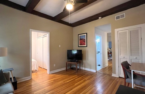 Sheffield and DePaul Apartment | Furnished Holiday Gem Lincoln Park Chicago - Red Line/Fullerton L 1 Block
