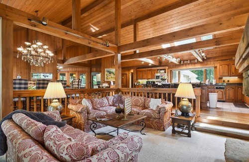 The Galena Territory House | Galena Getaway with Hot Tub, Home Theater and More!