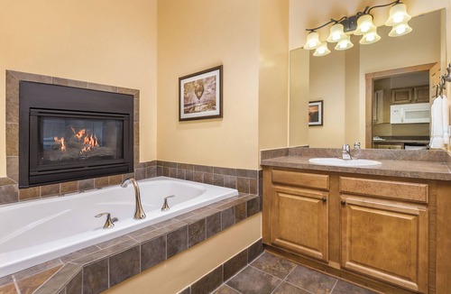 Hanover Resort | Galena, IL: Studio w/Fireplace, Jetted Tub, Resort Pool & Outdoor Activities