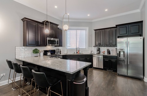 Tri-Taylor Condo | GARAGE PARKING! Stay in, Walk to Great Local Spots, Grab the CTA, or Hop on I-290 - the Perfect Location for All Your Adventures by AllSet Turnover