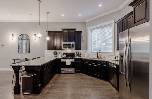 Tri-Taylor Condo | GARAGE PARKING! Stay in, Walk to Great Local Spots, Grab the CTA, or Hop on I-290 - the Perfect Location for All Your Adventures by AllSet Turnover