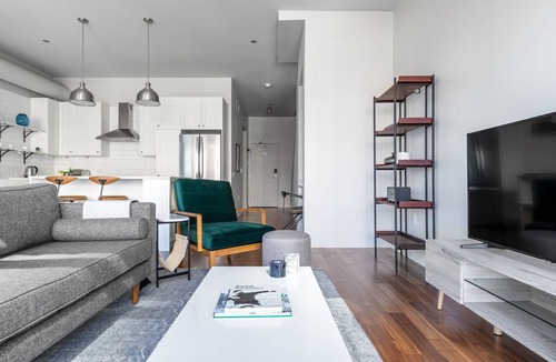 Near North Side Apartment | Generous River North 3BR w/Gym, Rooftop, walk to L & Park, by Blueground (ID #CHI324)