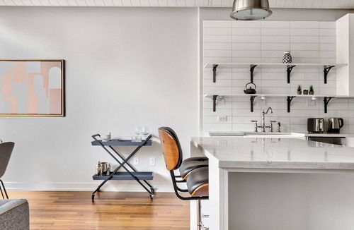 Near North Side Apartment | Generous River North 3BR w/Gym, Rooftop, walk to L & Park, by Blueground (ID #CHI324)