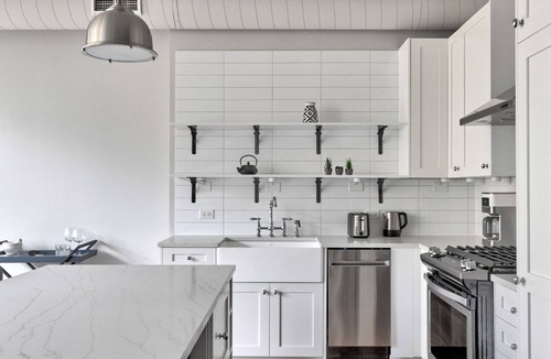 Near North Side Apartment | Generous River North 3BR w/Gym, Rooftop, walk to L & Park, by Blueground (ID #CHI324)