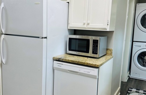 Geneva House | Geneva Retreat – 4BR, Big Yard, Near Downtown, Shops, and Riverwalk